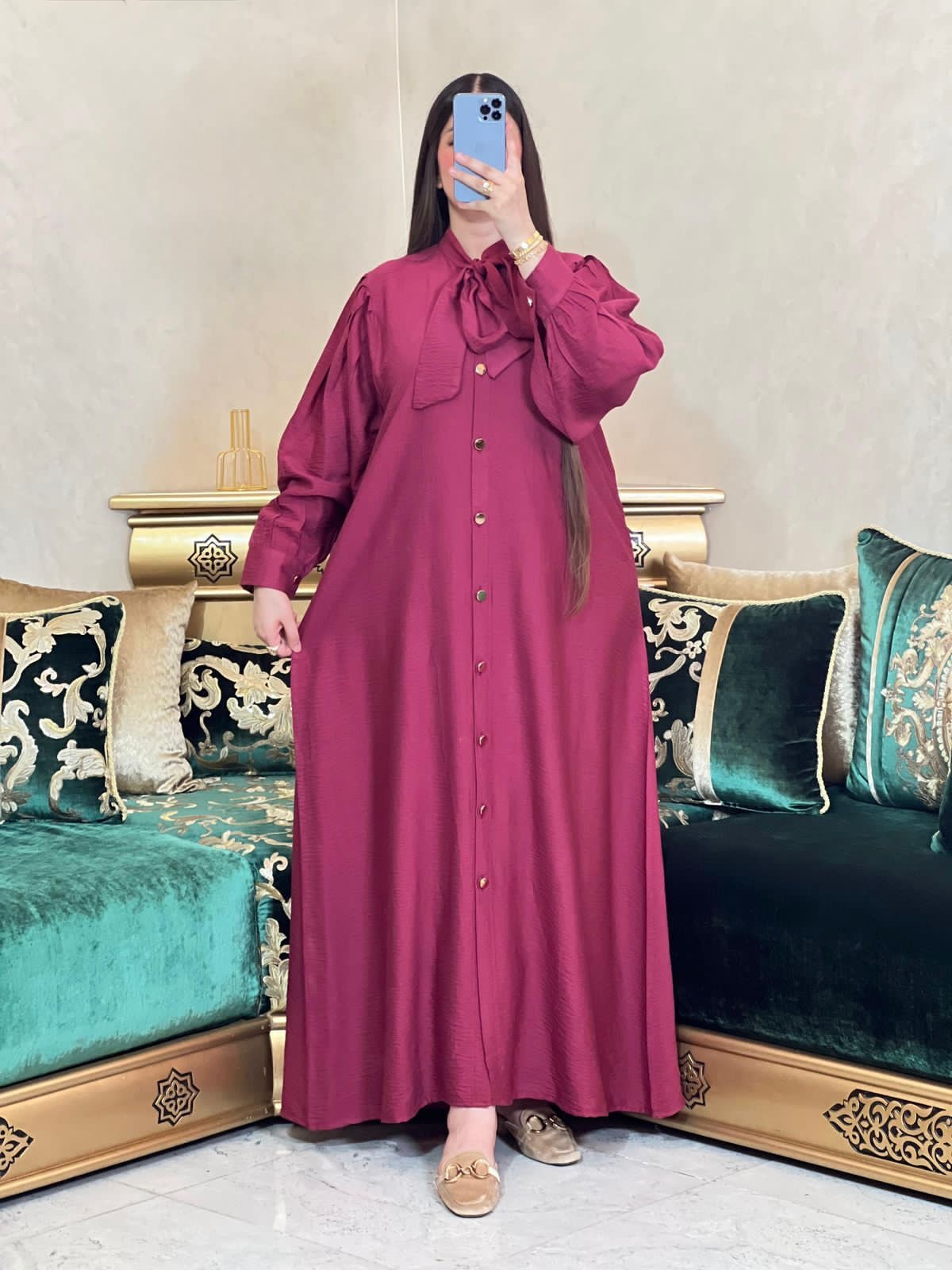 عباية أنيقة طويلة مع ربطة عنق وأزرار أمامية