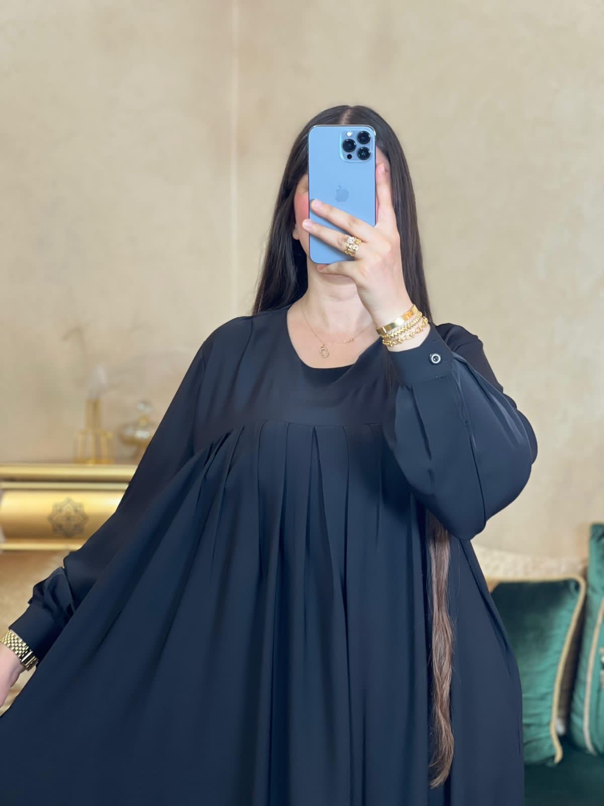 عباية أنيقة طويلة مع ربطة عنق وأزرار أمامية
