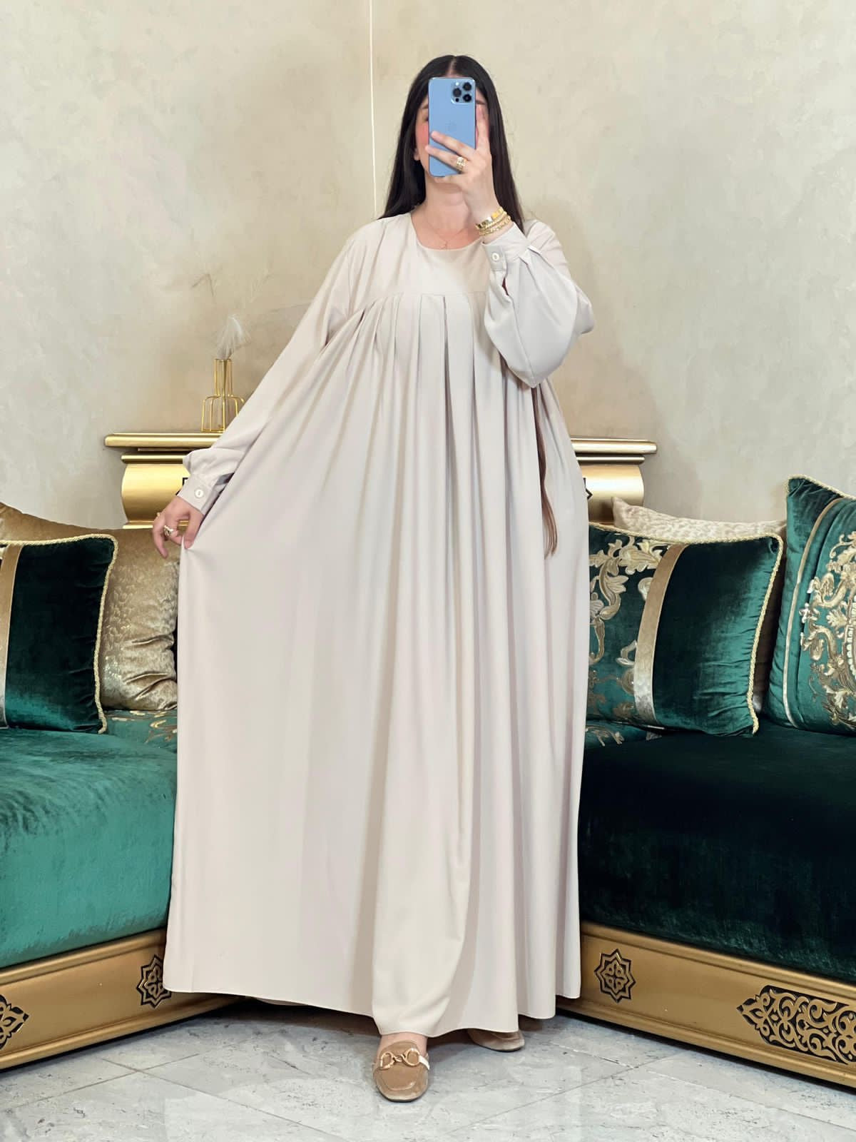 عباية أنيقة طويلة مع ربطة عنق وأزرار أمامية