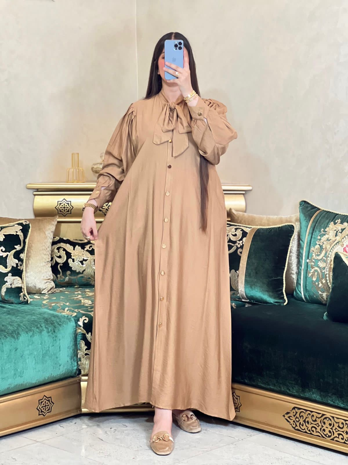 عباية أنيقة طويلة مع ربطة عنق وأزرار أمامية